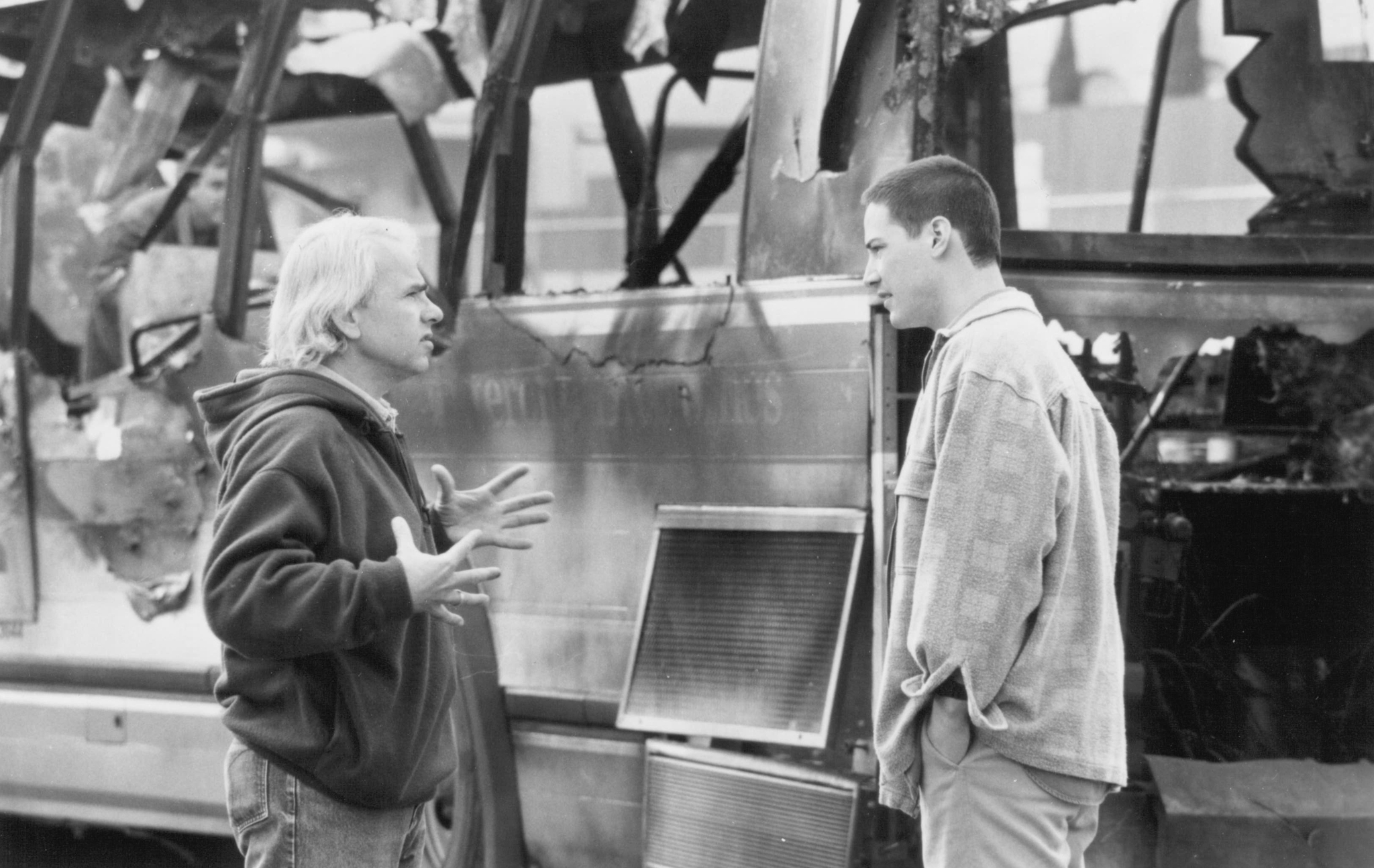 Still of Keanu Reeves and Jan de Bont in Greitis (1994)