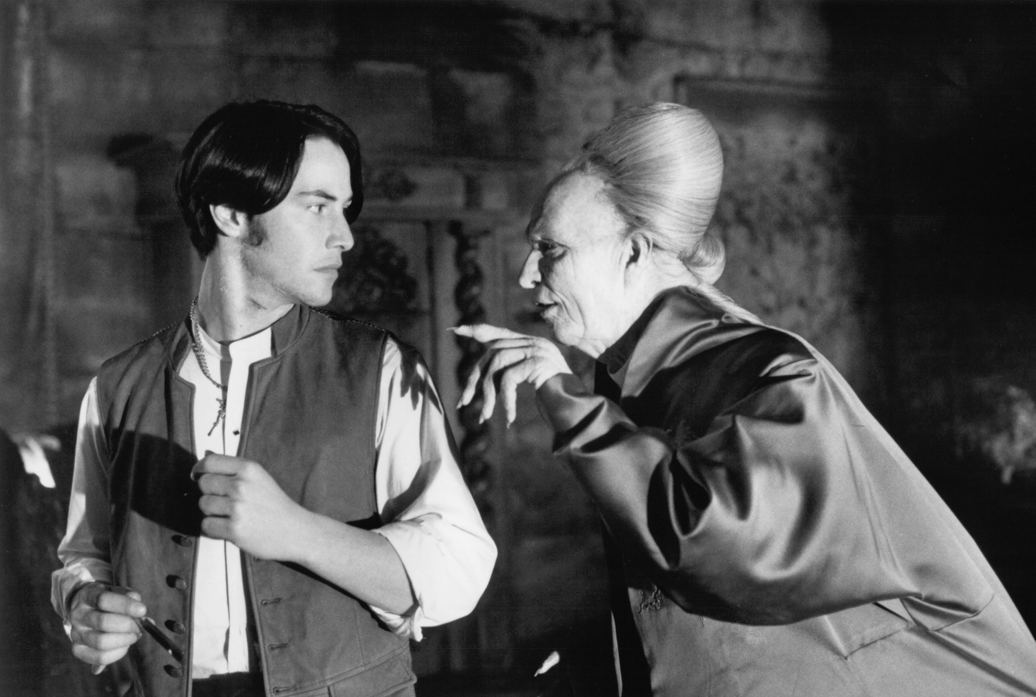Still of Gary Oldman and Keanu Reeves in Dracula (1992)