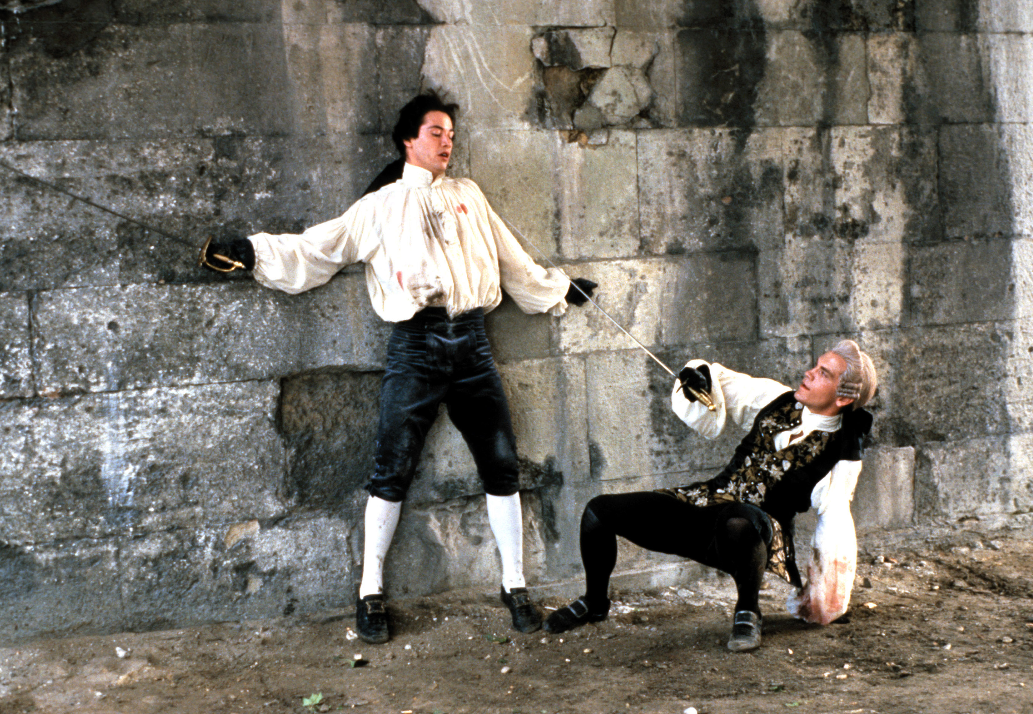 Still of Keanu Reeves and John Malkovich in Dangerous Liaisons (1988)