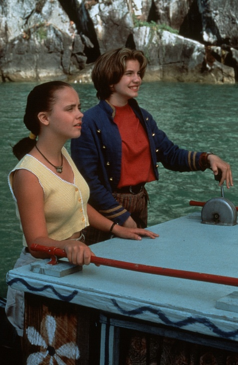 Still of Christina Ricci and Anna Chlumsky in Gold Diggers: The Secret of Bear Mountain (1995)