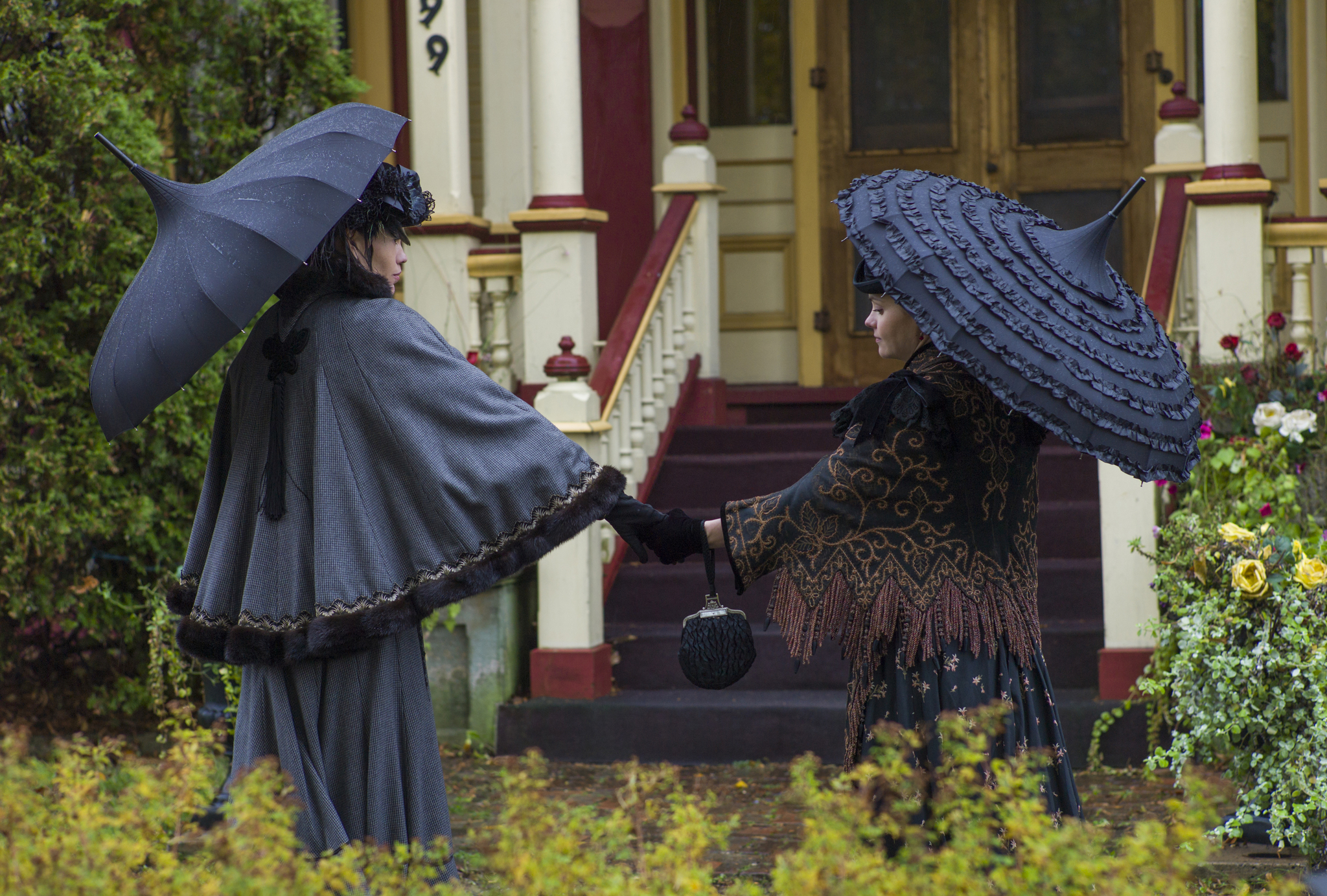 Still of Christina Ricci and Clea DuVall in The Lizzie Borden Chronicles (2015)