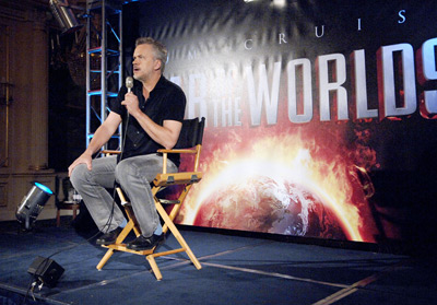 Tim Robbins at event of Pasauliu karas (2005)