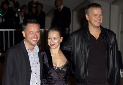 Tim Robbins, Samantha Morton and Michael Winterbottom at event of Code 46 (2003)