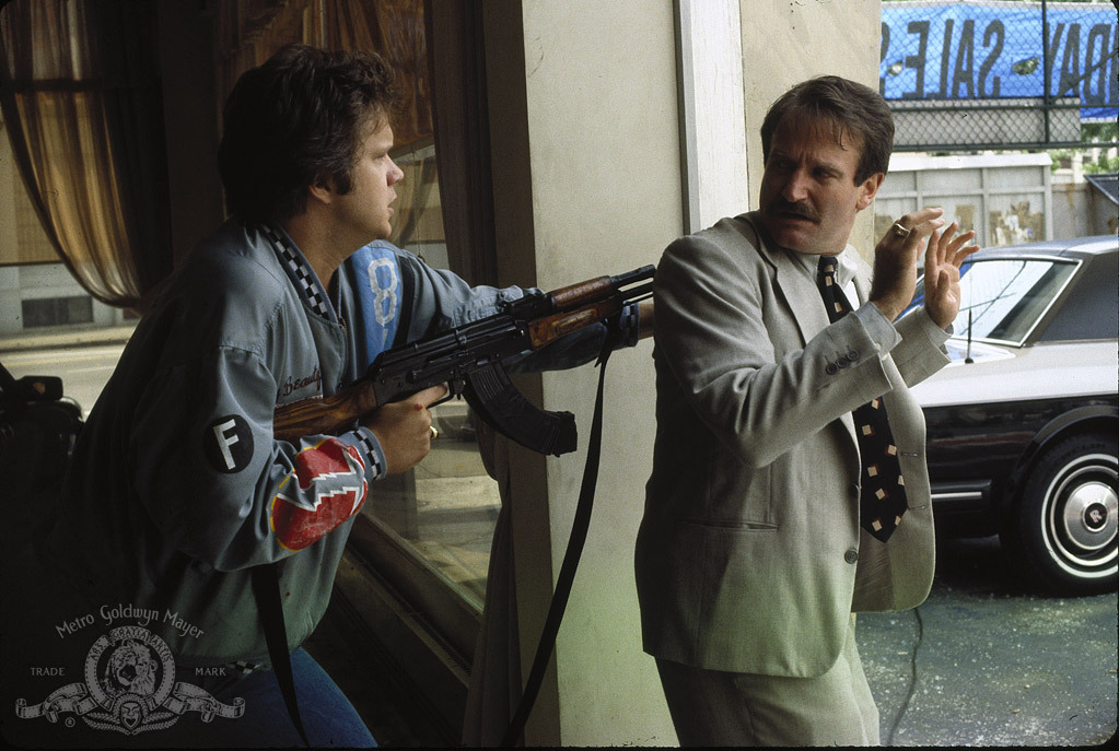 Still of Tim Robbins and Robin Williams in Cadillac Man (1990)