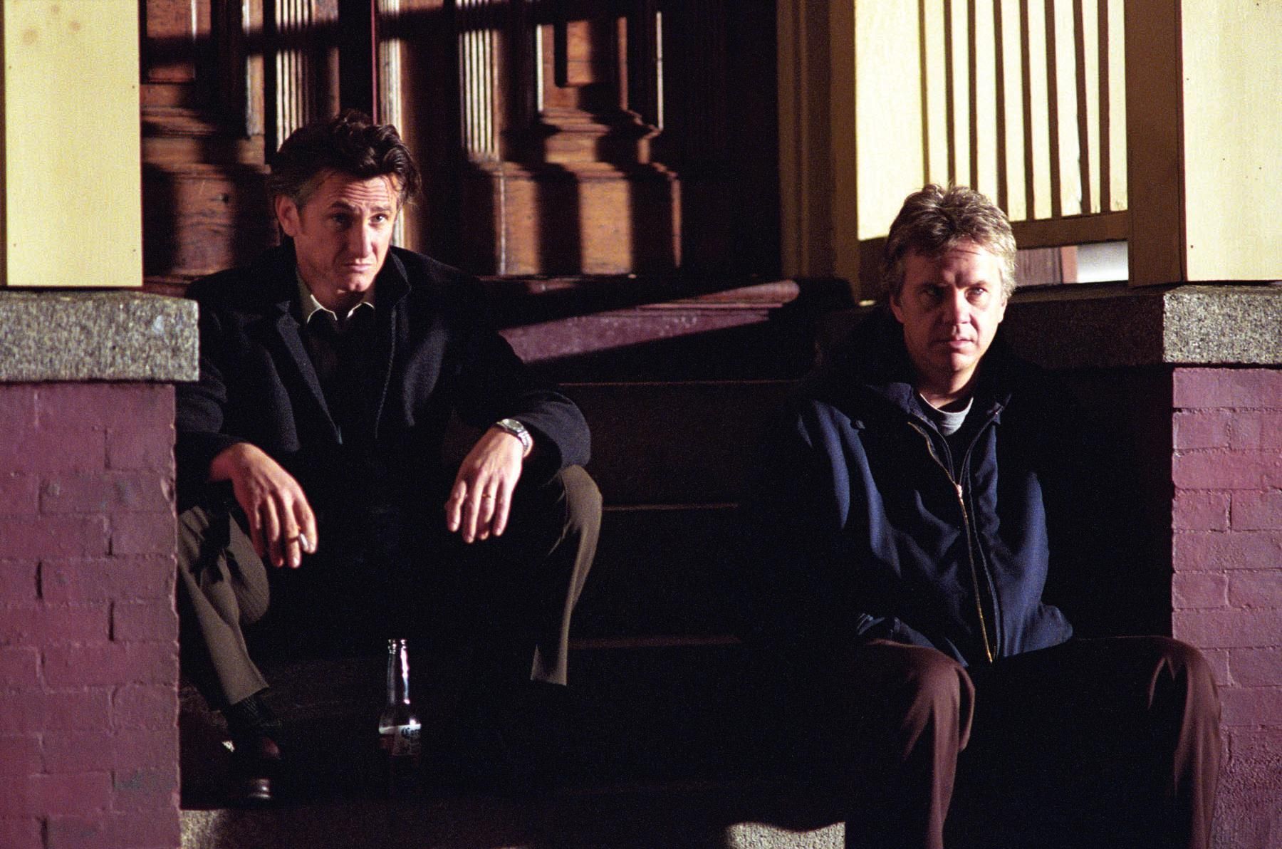 Still of Tim Robbins and Sean Penn in Mistine upe (2003)