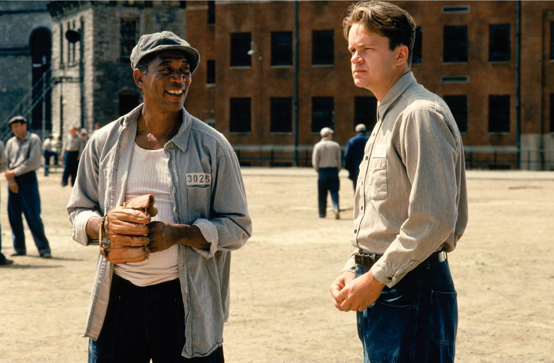 Still of Morgan Freeman and Tim Robbins in Pabegimas is Sousenko (1994)