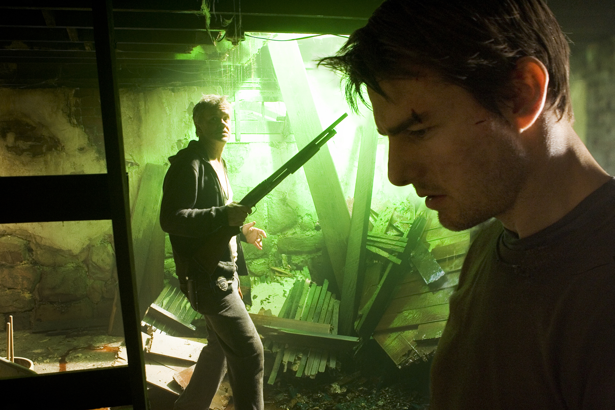 Still of Tom Cruise and Tim Robbins in Pasauliu karas (2005)