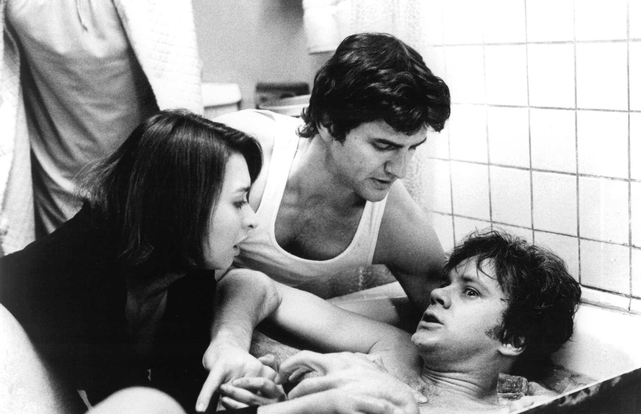 Still of Tim Robbins and Elizabeth Peña in Jacob's Ladder (1990)