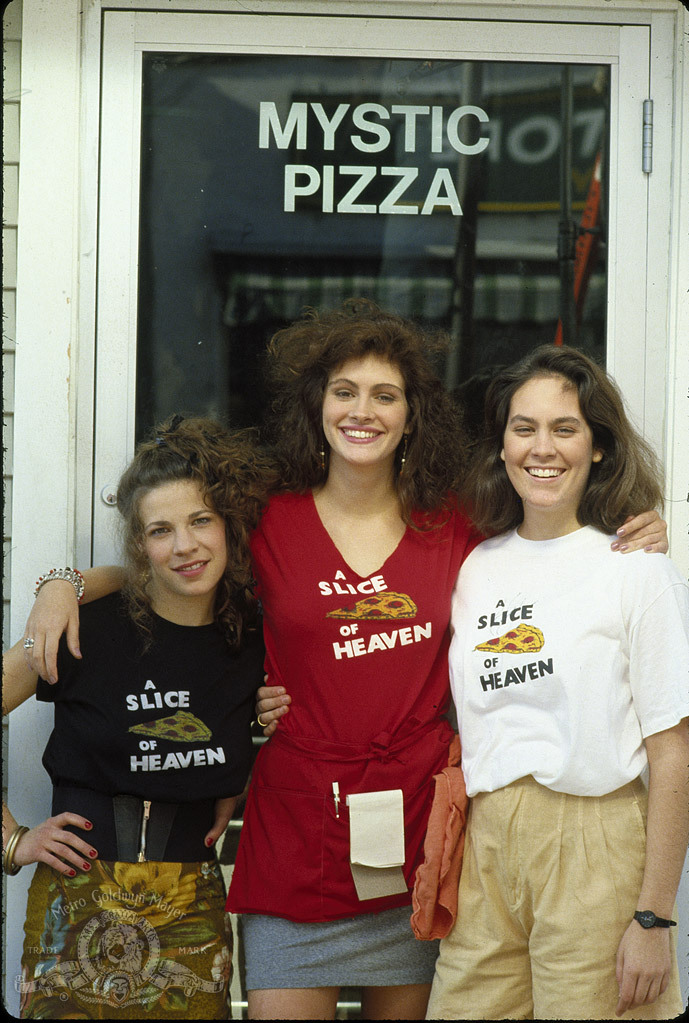 Still of Julia Roberts, Lili Taylor and Annabeth Gish in Mystic Pizza (1988)