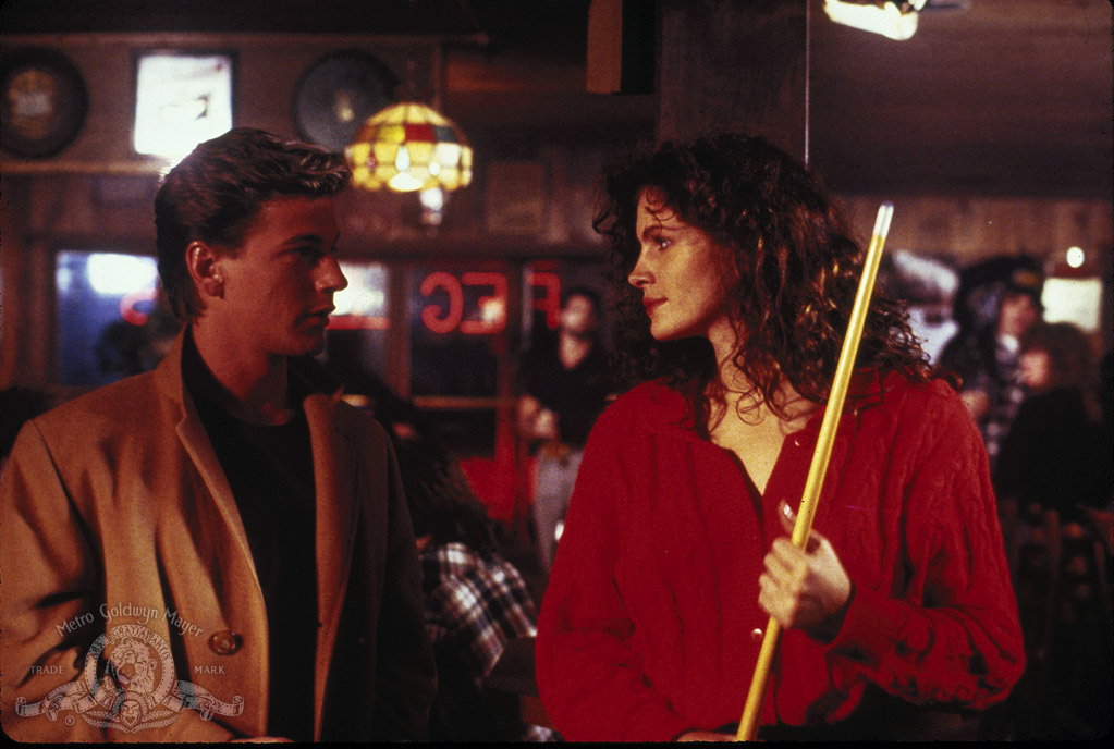 Still of Julia Roberts and Adam Storke in Mystic Pizza (1988)