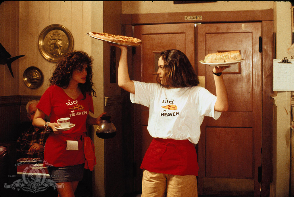 Still of Julia Roberts and Annabeth Gish in Mystic Pizza (1988)