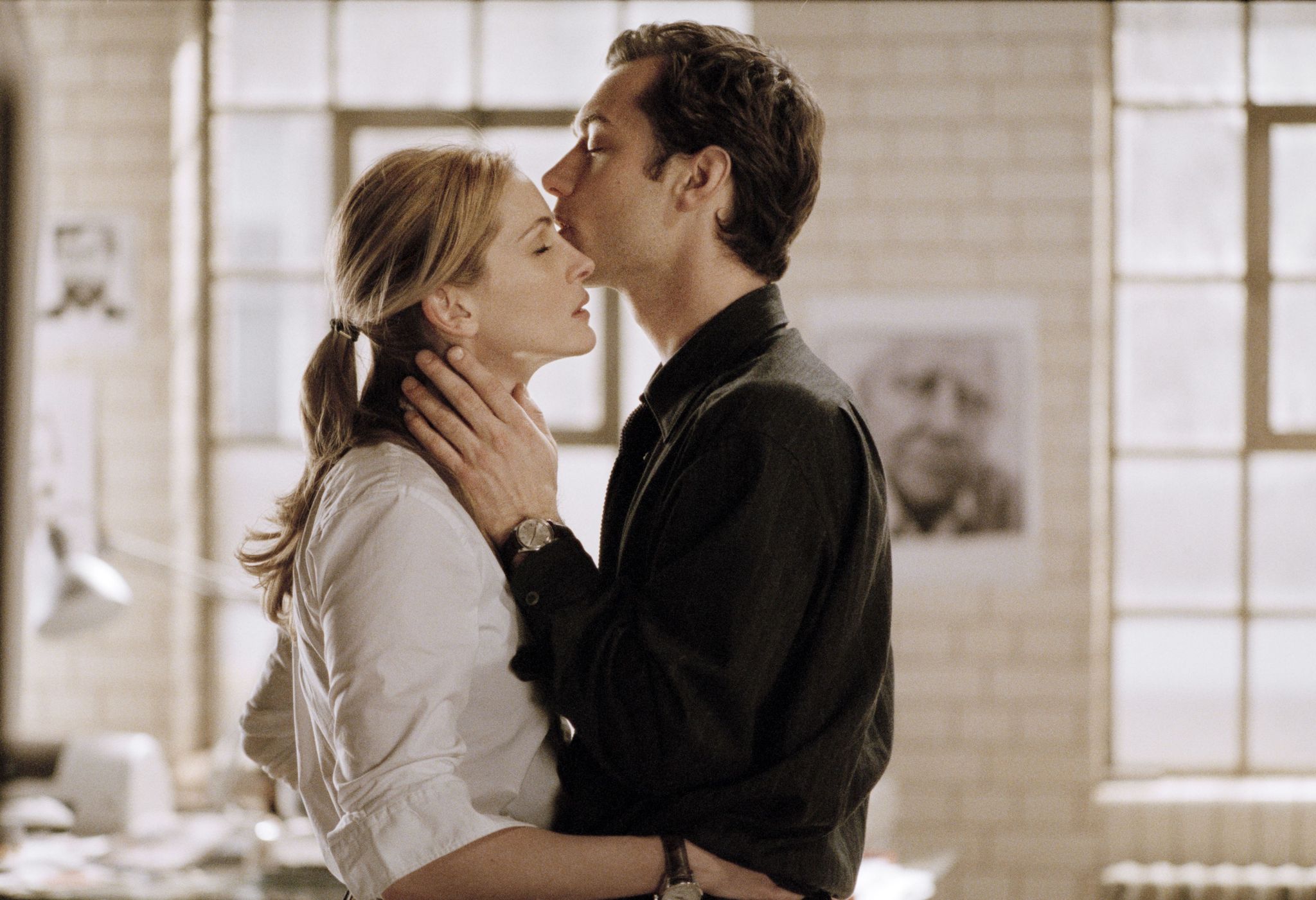 Still of Jude Law and Julia Roberts in Closer (2004)