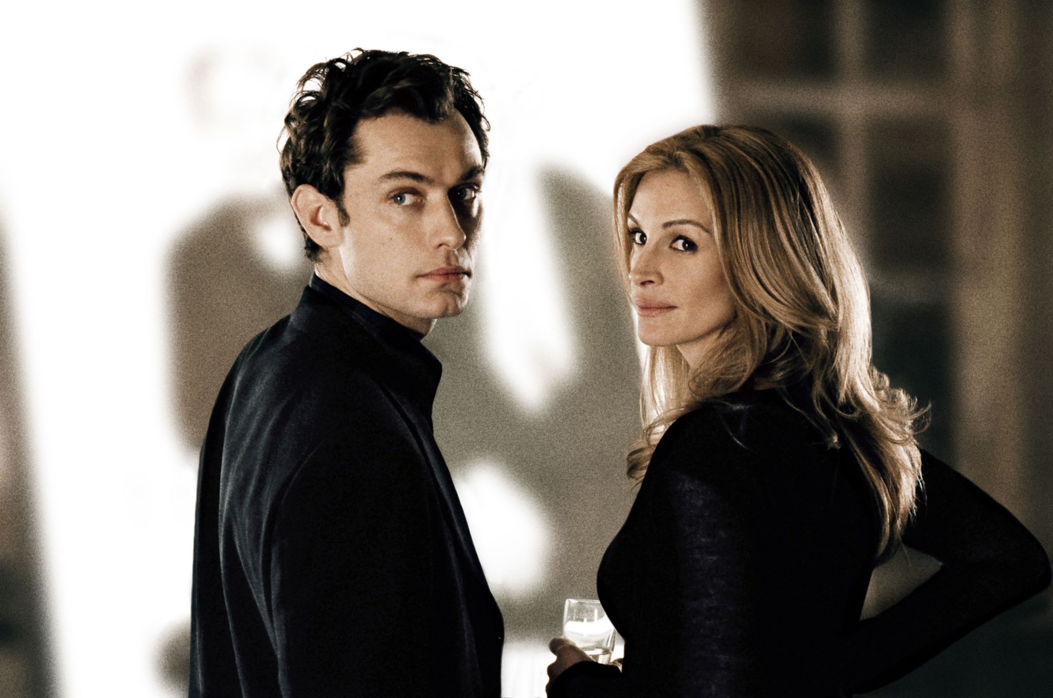Still of Jude Law and Julia Roberts in Closer (2004)