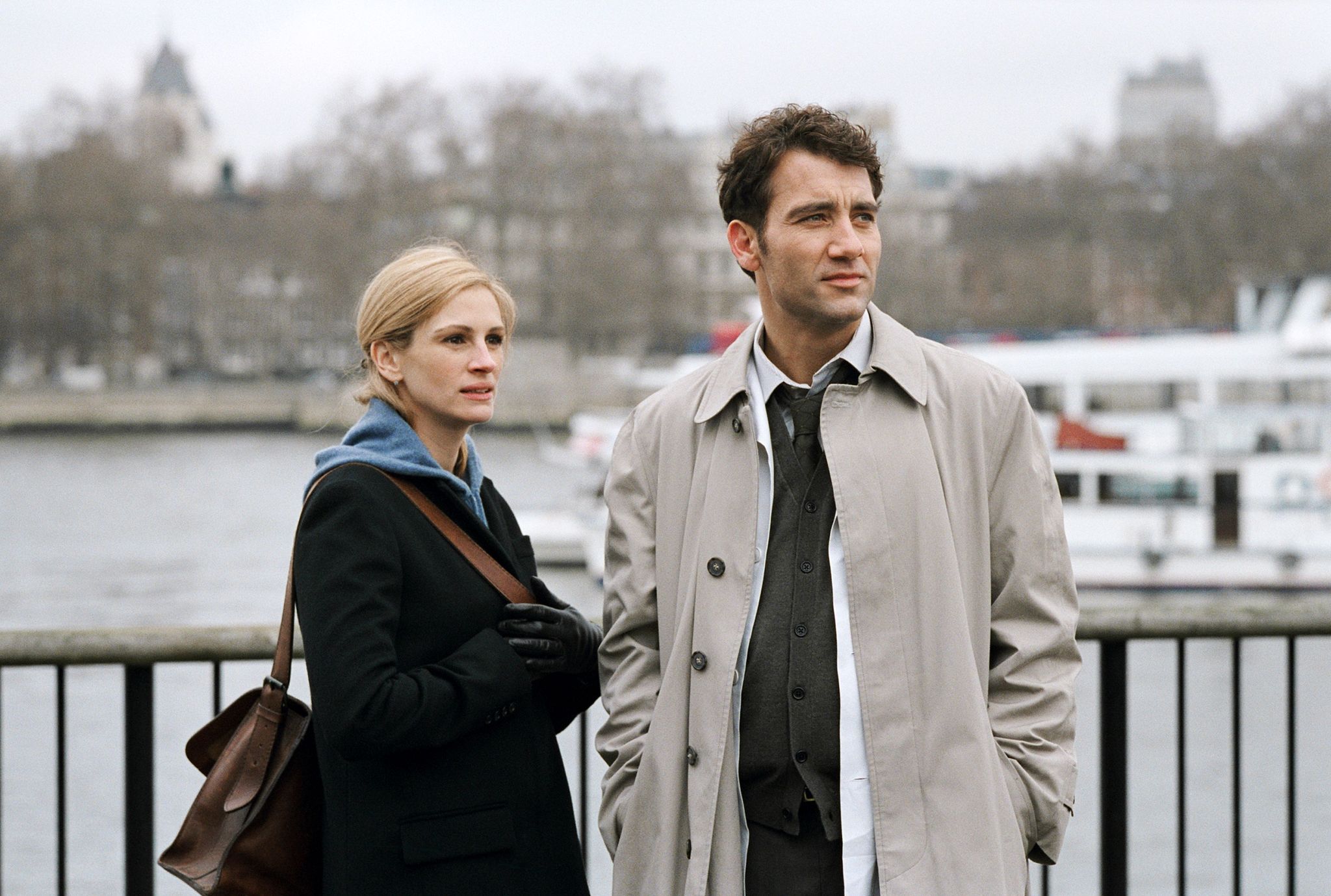 Still of Julia Roberts and Clive Owen in Closer (2004)