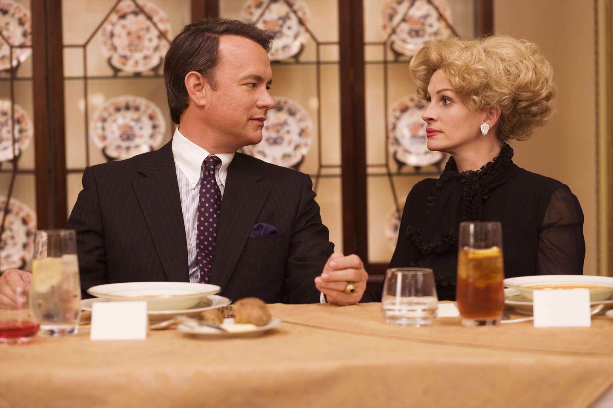 Still of Tom Hanks and Julia Roberts in Charlie Wilson's War (2007)