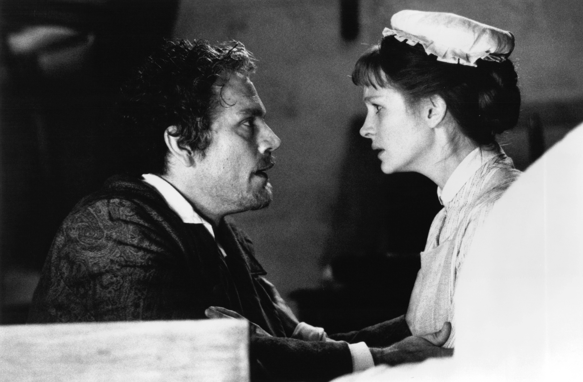 Still of Julia Roberts and John Malkovich in Mary Reilly (1996)