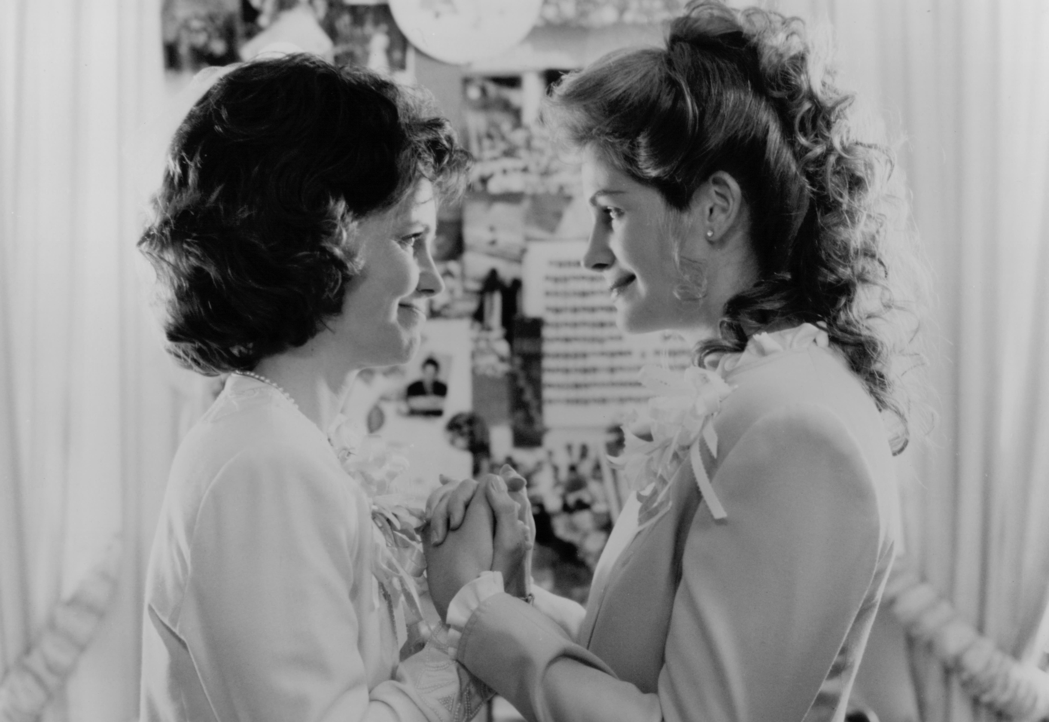 Still of Julia Roberts and Sally Field in Steel Magnolias (1989)
