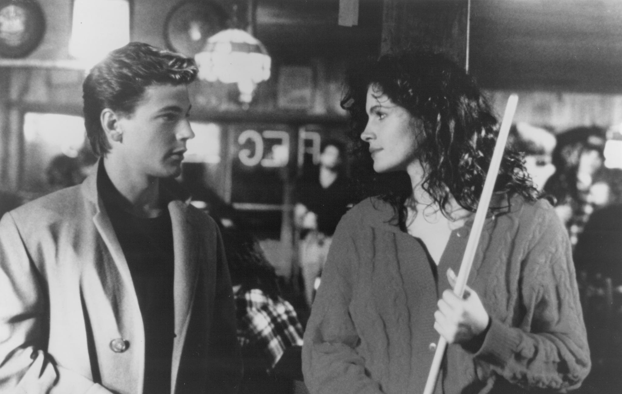 Still of Julia Roberts and Adam Storke in Mystic Pizza (1988)
