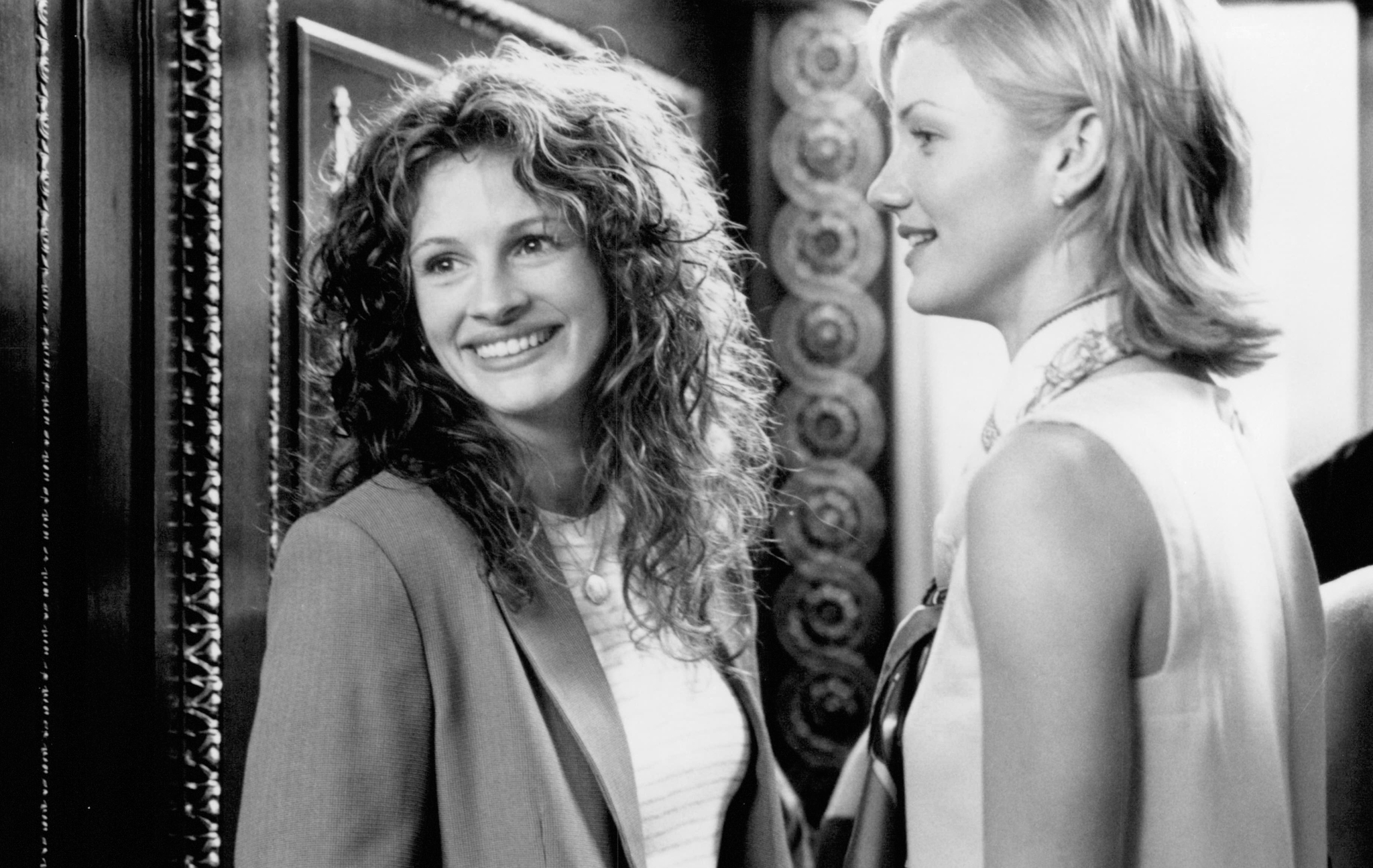 Still of Cameron Diaz and Julia Roberts in My Best Friend's Wedding (1997)