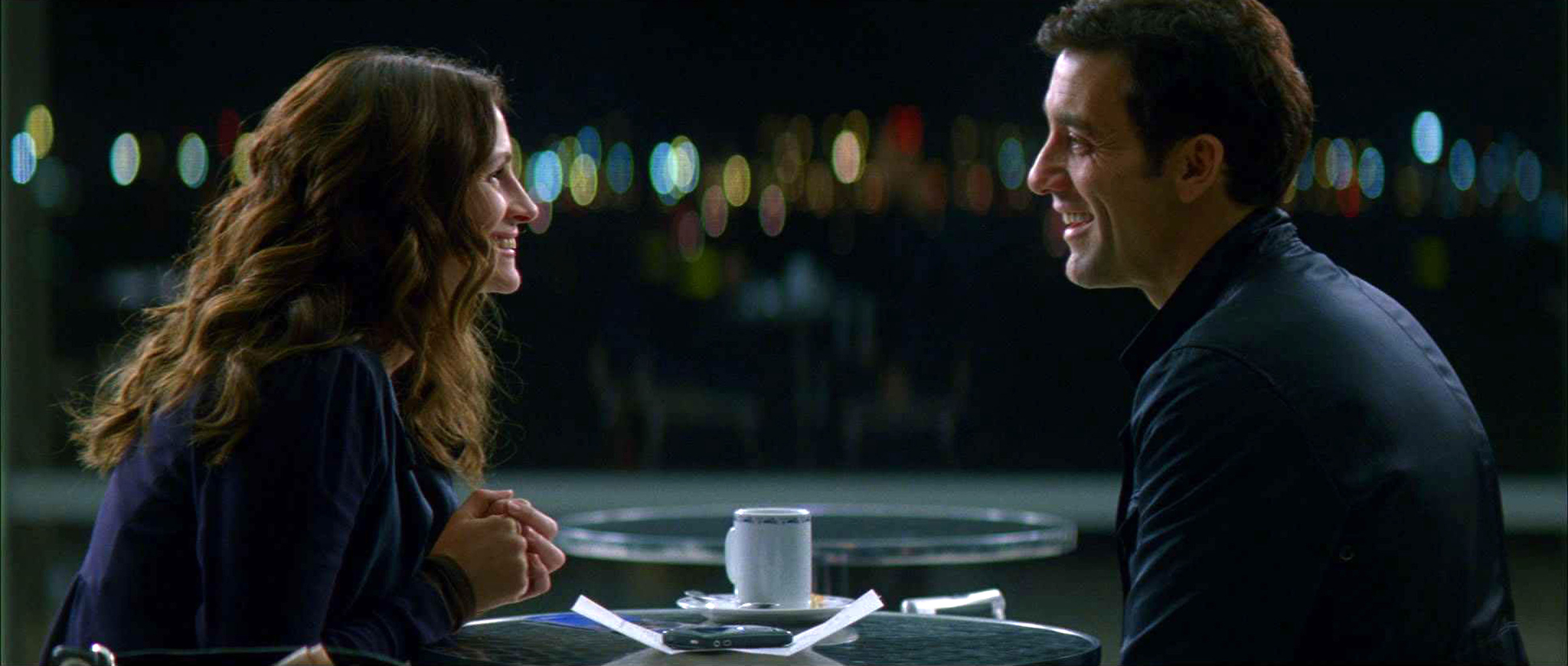 Still of Julia Roberts and Clive Owen in Sukti reikaliukai (2009)