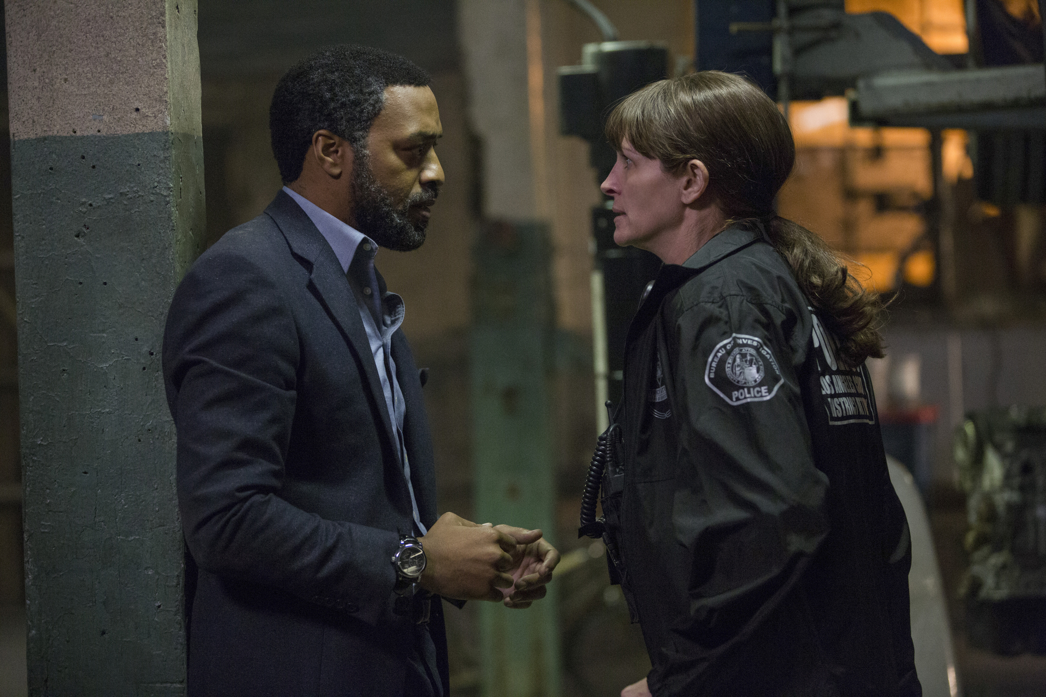 Still of Julia Roberts and Chiwetel Ejiofor in Secret in Their Eyes (2015)