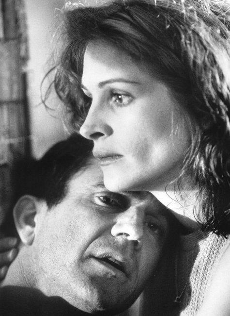 Still of Mel Gibson and Julia Roberts in Conspiracy Theory (1997)