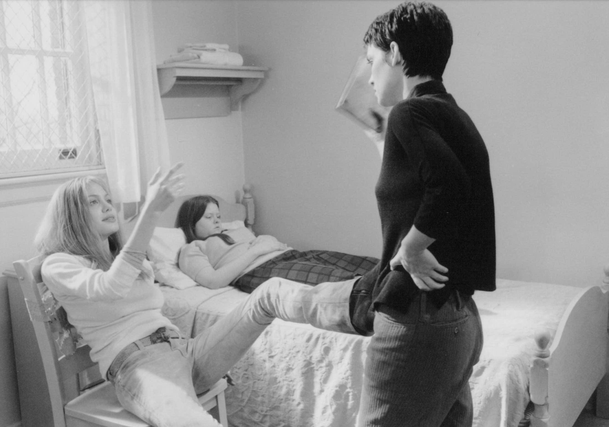 Still of Winona Ryder and Angelina Jolie in Girl, Interrupted (1999)