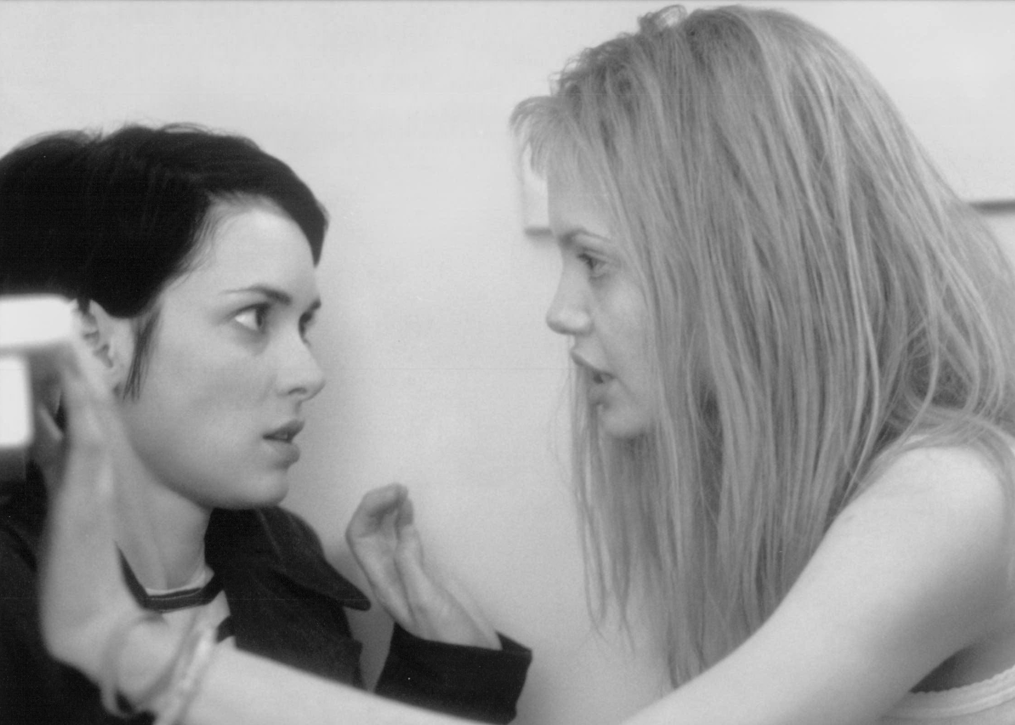 Still of Winona Ryder and Angelina Jolie in Girl, Interrupted (1999)