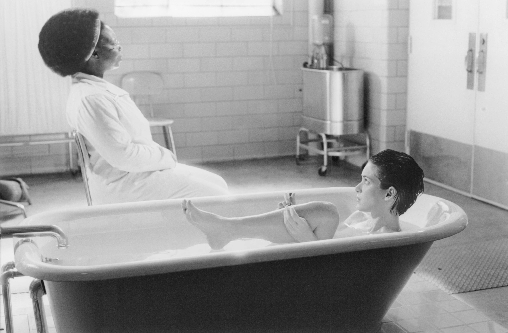 Still of Whoopi Goldberg and Winona Ryder in Girl, Interrupted (1999)