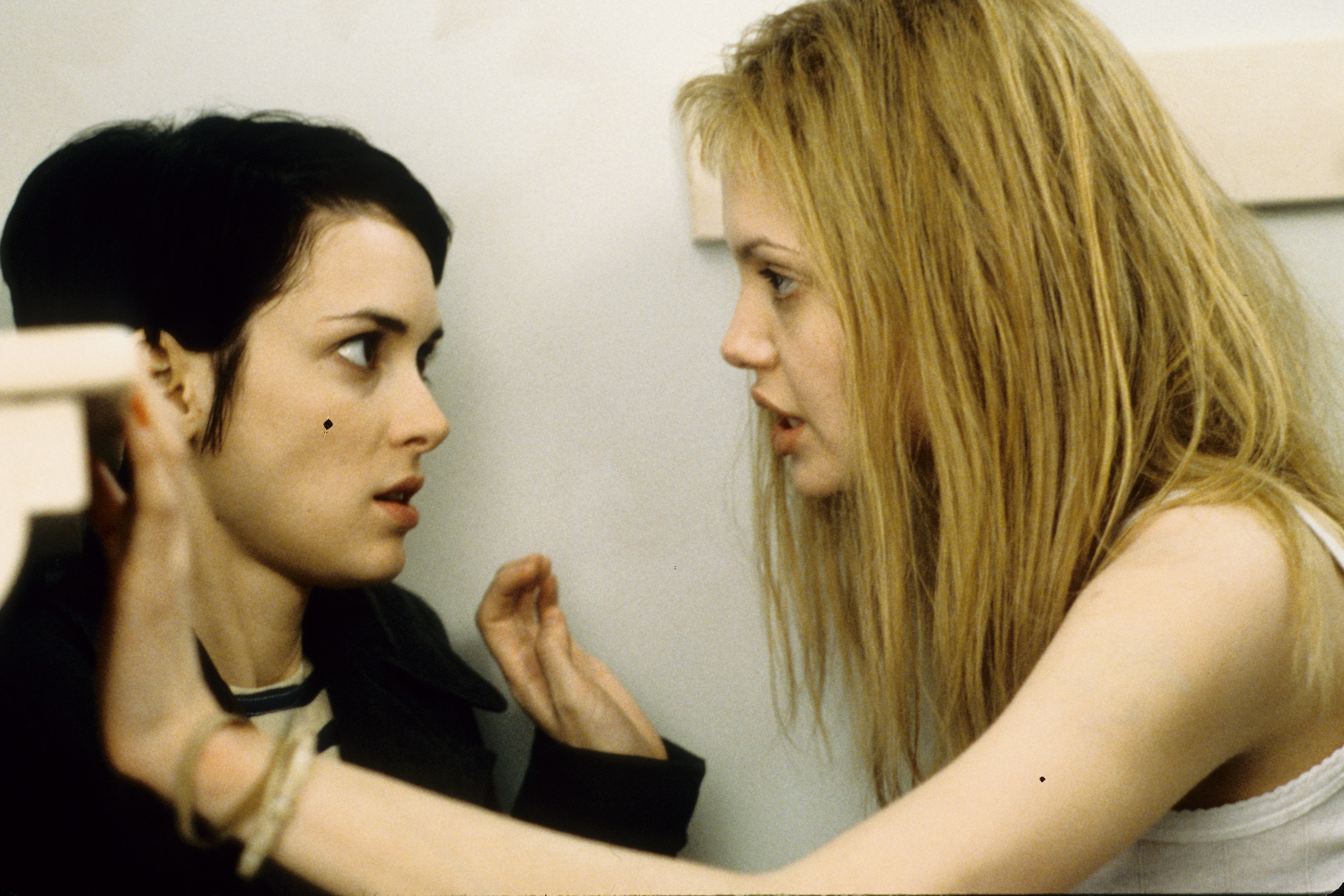 Still of Winona Ryder and Angelina Jolie in Girl, Interrupted (1999)