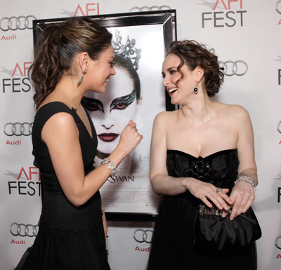 Winona Ryder and Mila Kunis at event of Juodoji gulbe (2010)