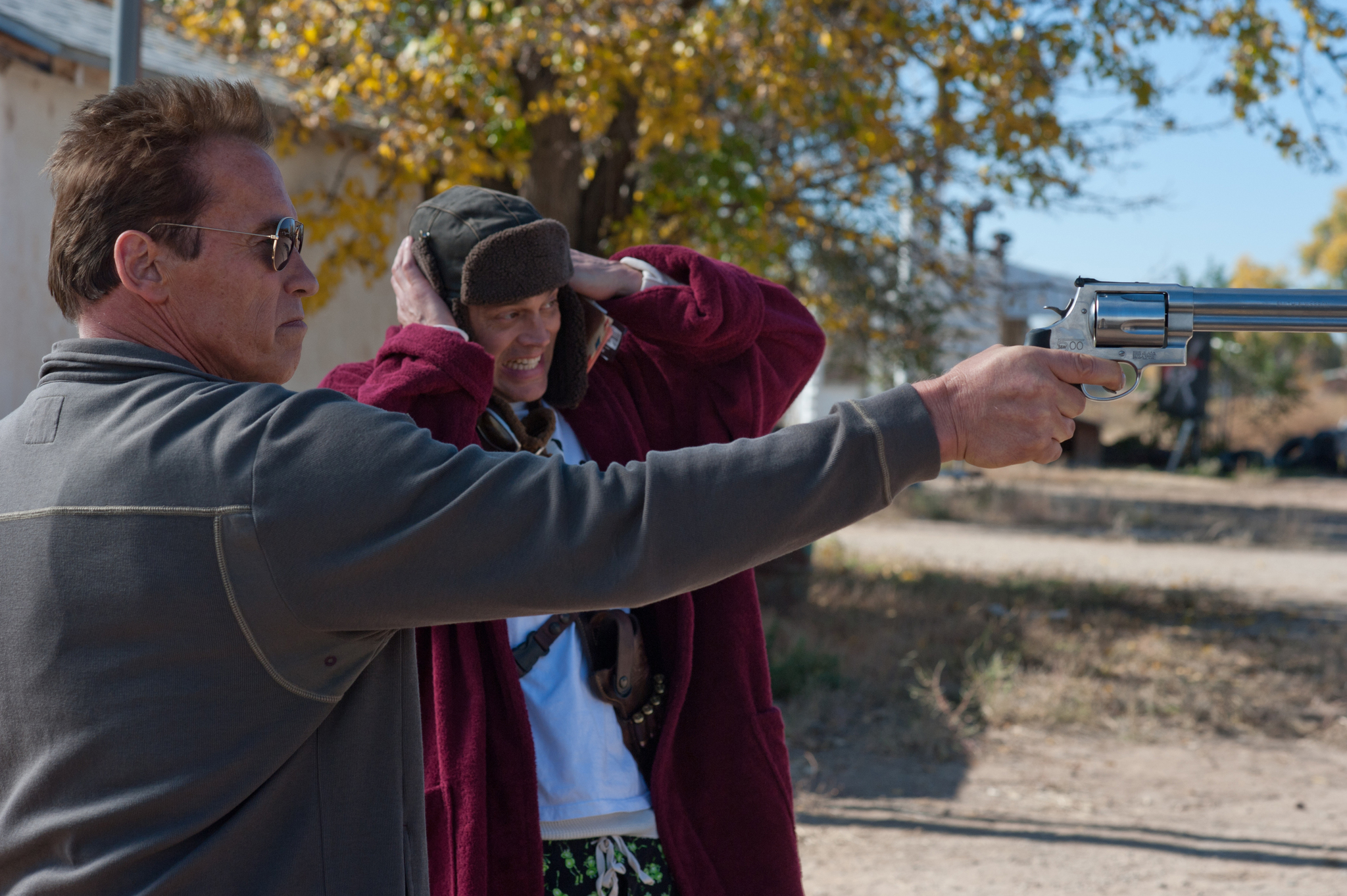 Still of Arnold Schwarzenegger and Johnny Knoxville in Paskutine tvirtove (2013)