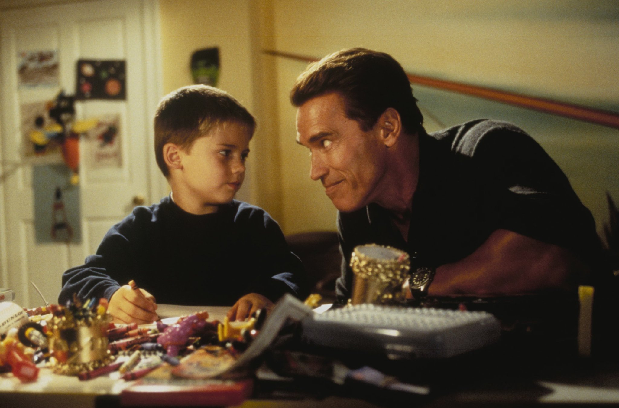 Still of Arnold Schwarzenegger and Jake Lloyd in Kaledu karstine (1996)