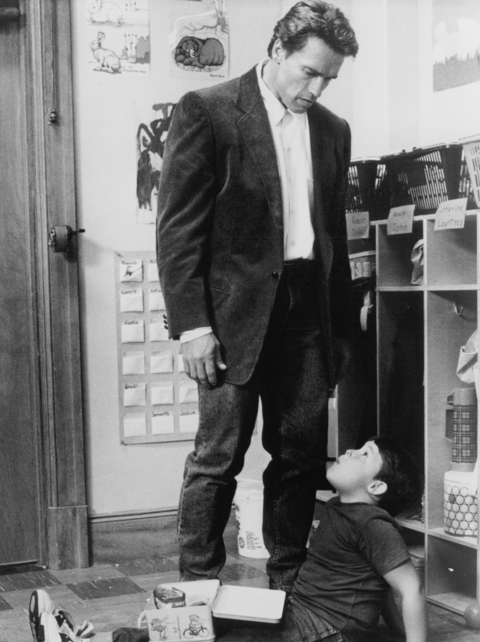 Still of Arnold Schwarzenegger in Kindergarten Cop (1990)