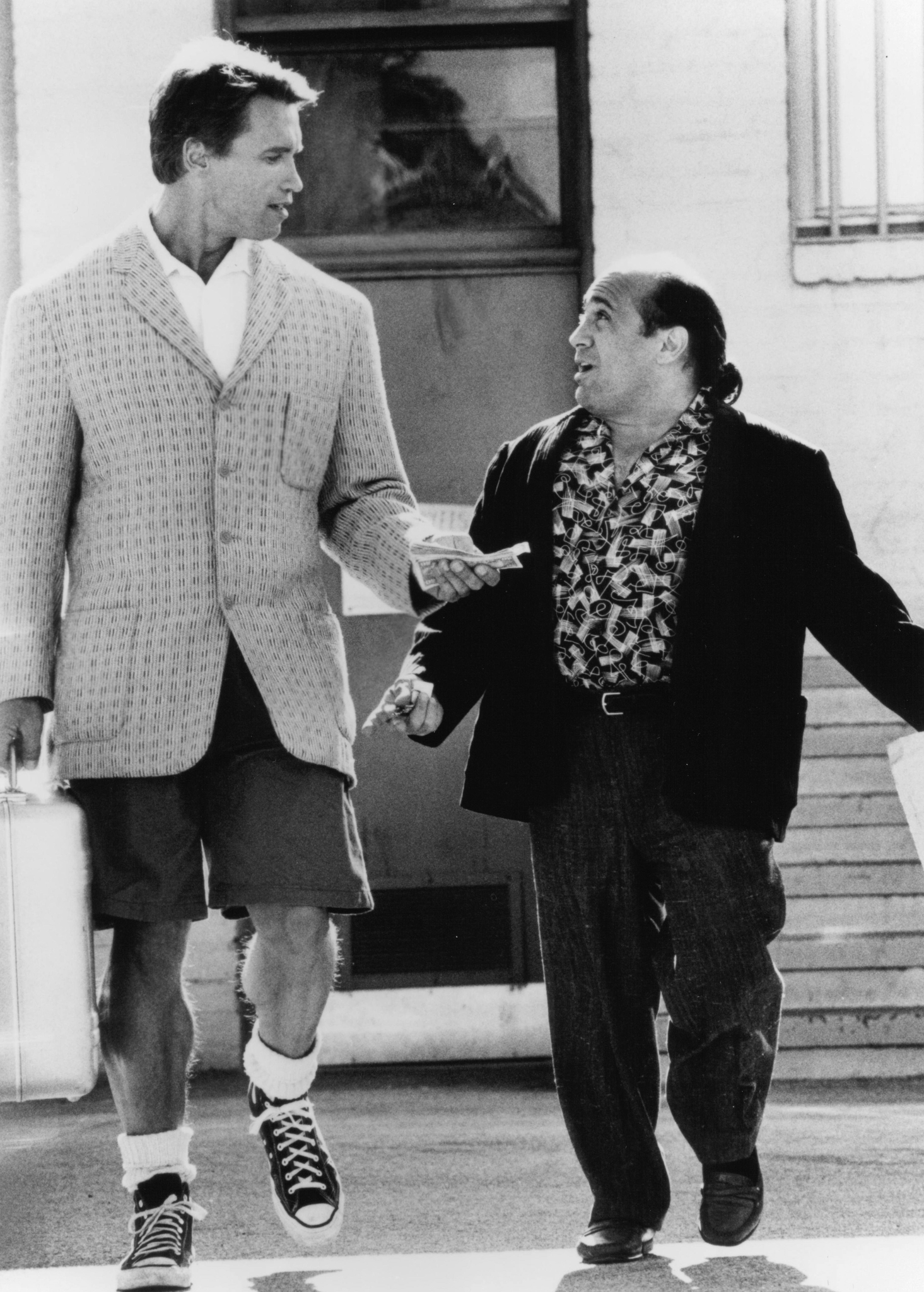 Still of Arnold Schwarzenegger and Danny DeVito in Twins (1988)