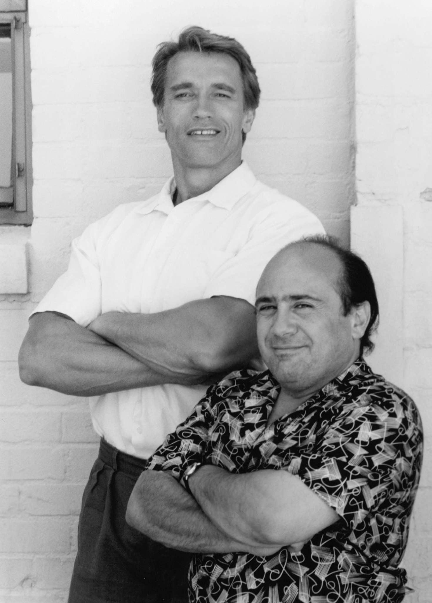 Still of Arnold Schwarzenegger and Danny DeVito in Twins (1988)