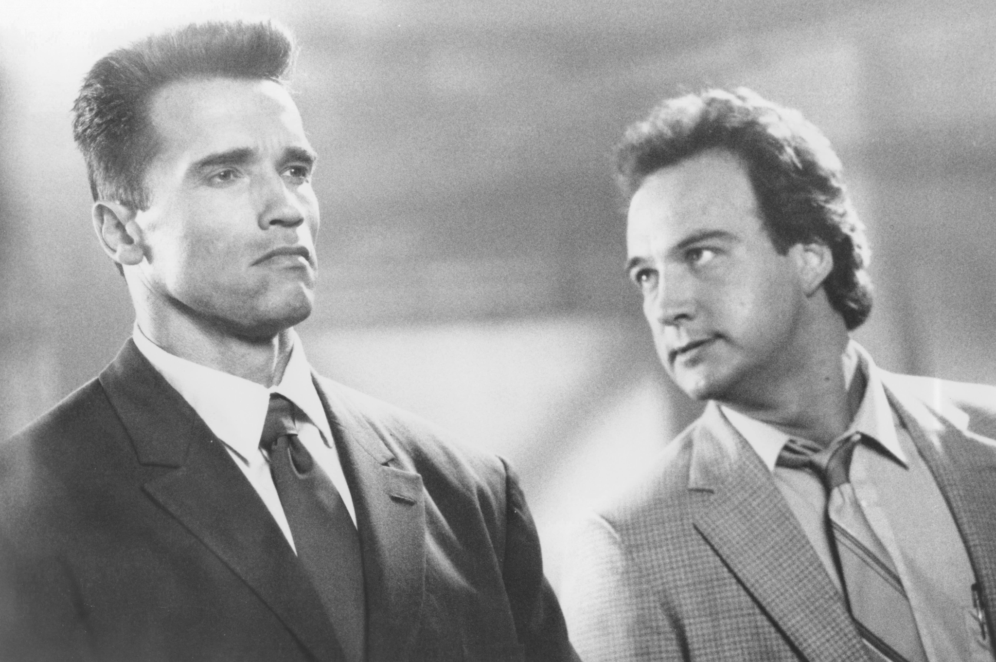 Still of Arnold Schwarzenegger and James Belushi in Red Heat (1988)