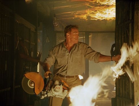 Still of Arnold Schwarzenegger in Kerstas (2002)