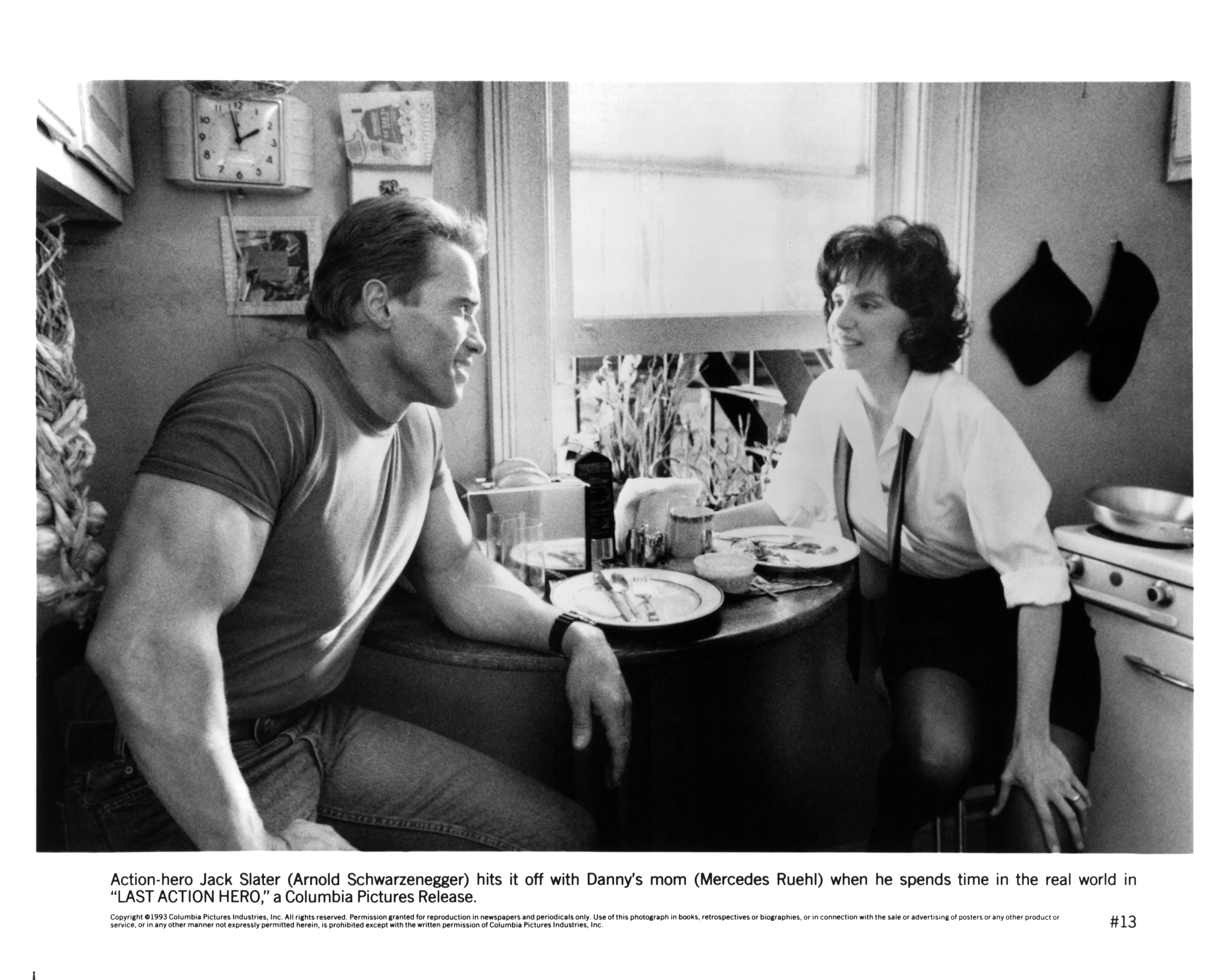 Still of Arnold Schwarzenegger and Mercedes Ruehl in Last Action Hero (1993)