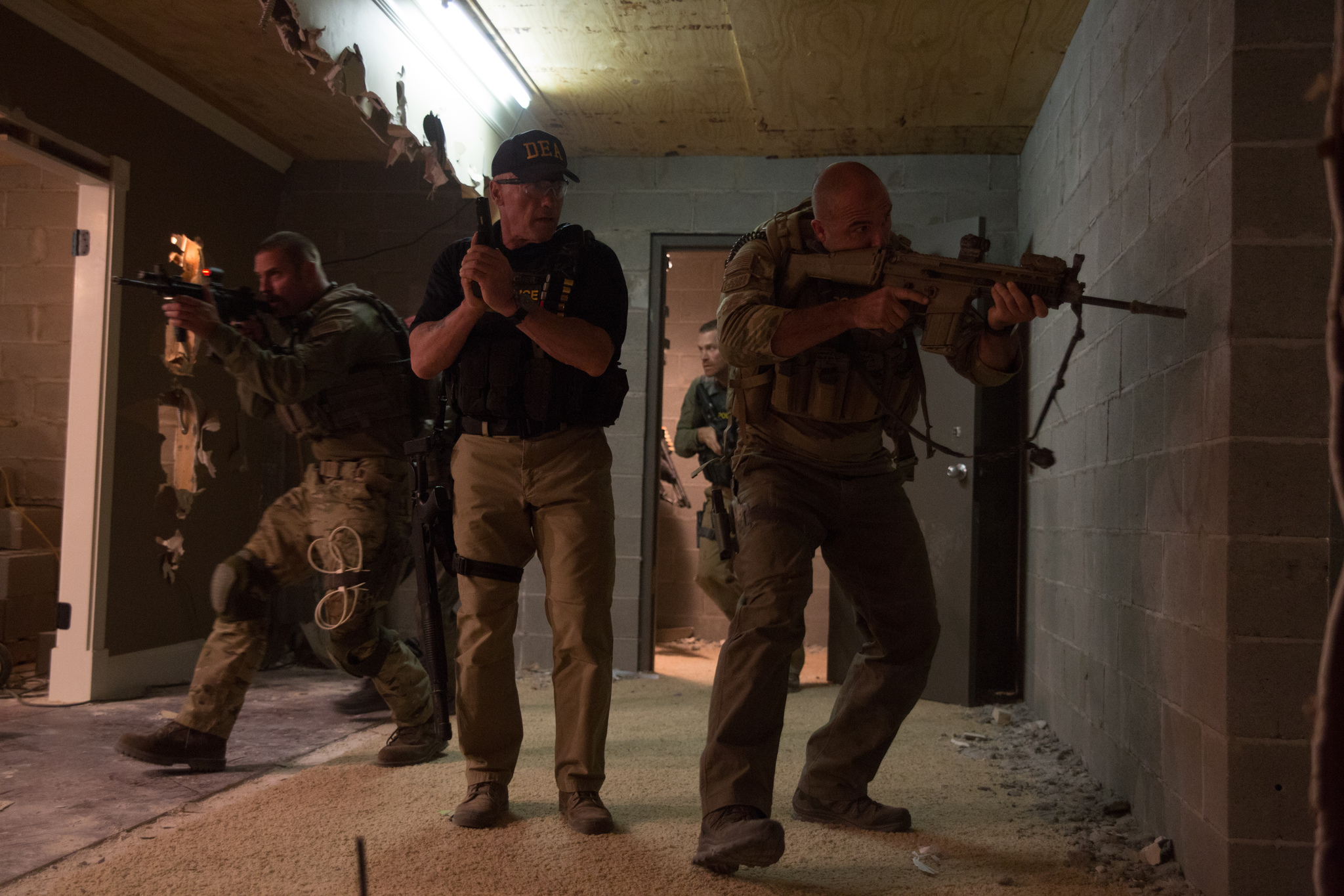 Still of Arnold Schwarzenegger, Max Martini and Kevin Vance in Sabotazas (2014)