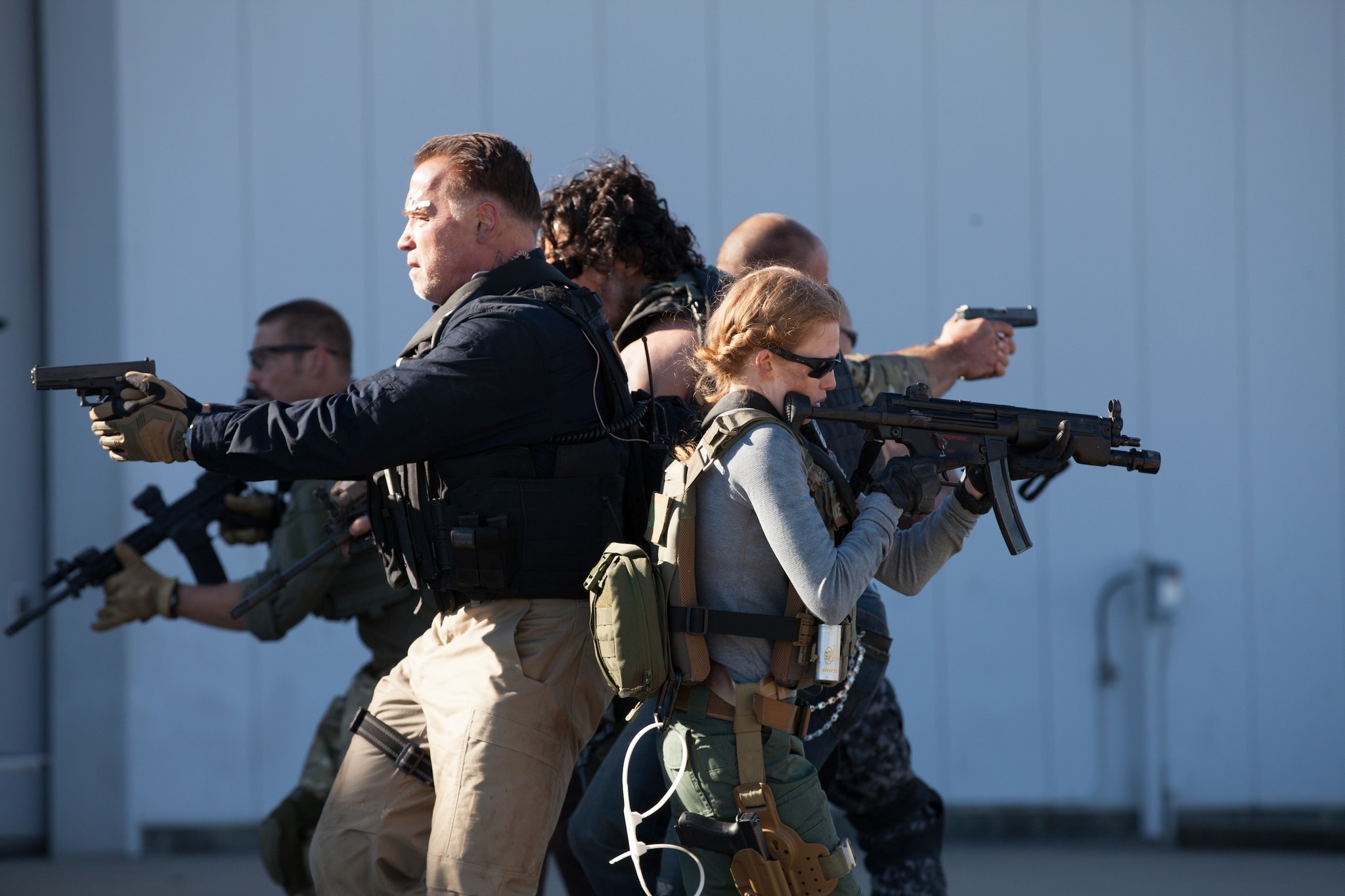 Arnold Schwarzenegger and Mireille Enos in Sabotazas (2014)