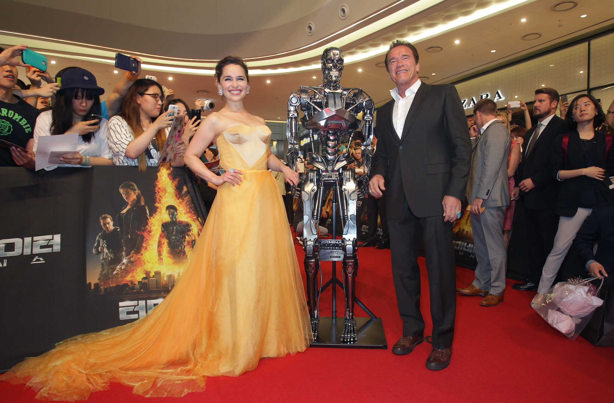 Arnold Schwarzenegger and Emilia Clarke at event of Terminator Genisys (2015)