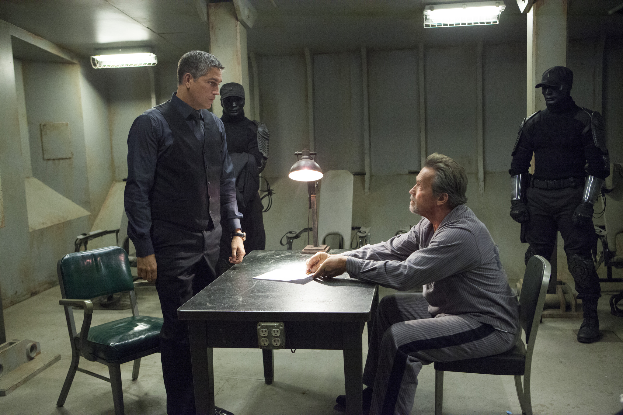 Still of Arnold Schwarzenegger and Jim Caviezel in Pabegimo planas (2013)