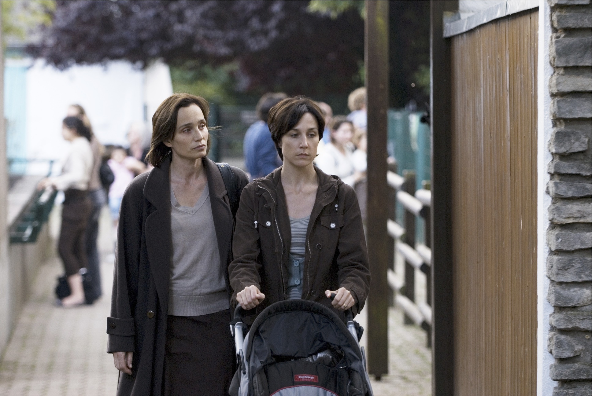 Still of Kristin Scott Thomas and Elsa Zylberstein in Il y a longtemps que je t'aime (2008)