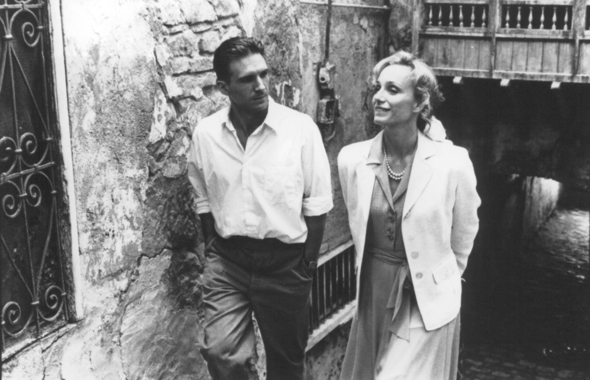 Still of Ralph Fiennes and Kristin Scott Thomas in Anglas ligonis (1996)
