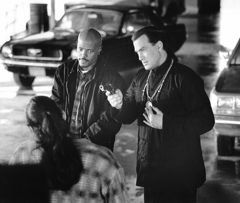 Still of Steven Seagal and Keenen Ivory Wayans in The Glimmer Man (1996)