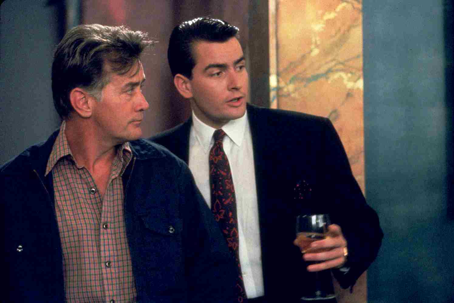 Still of Charlie Sheen and Martin Sheen in Volstrytas (1987)