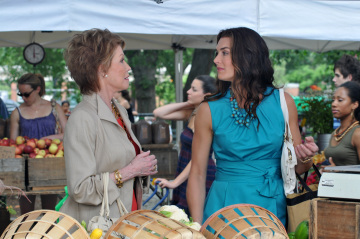 Still of Brooke Shields and Mary Tyler Moore in Lupdaziu dziungles (2008)