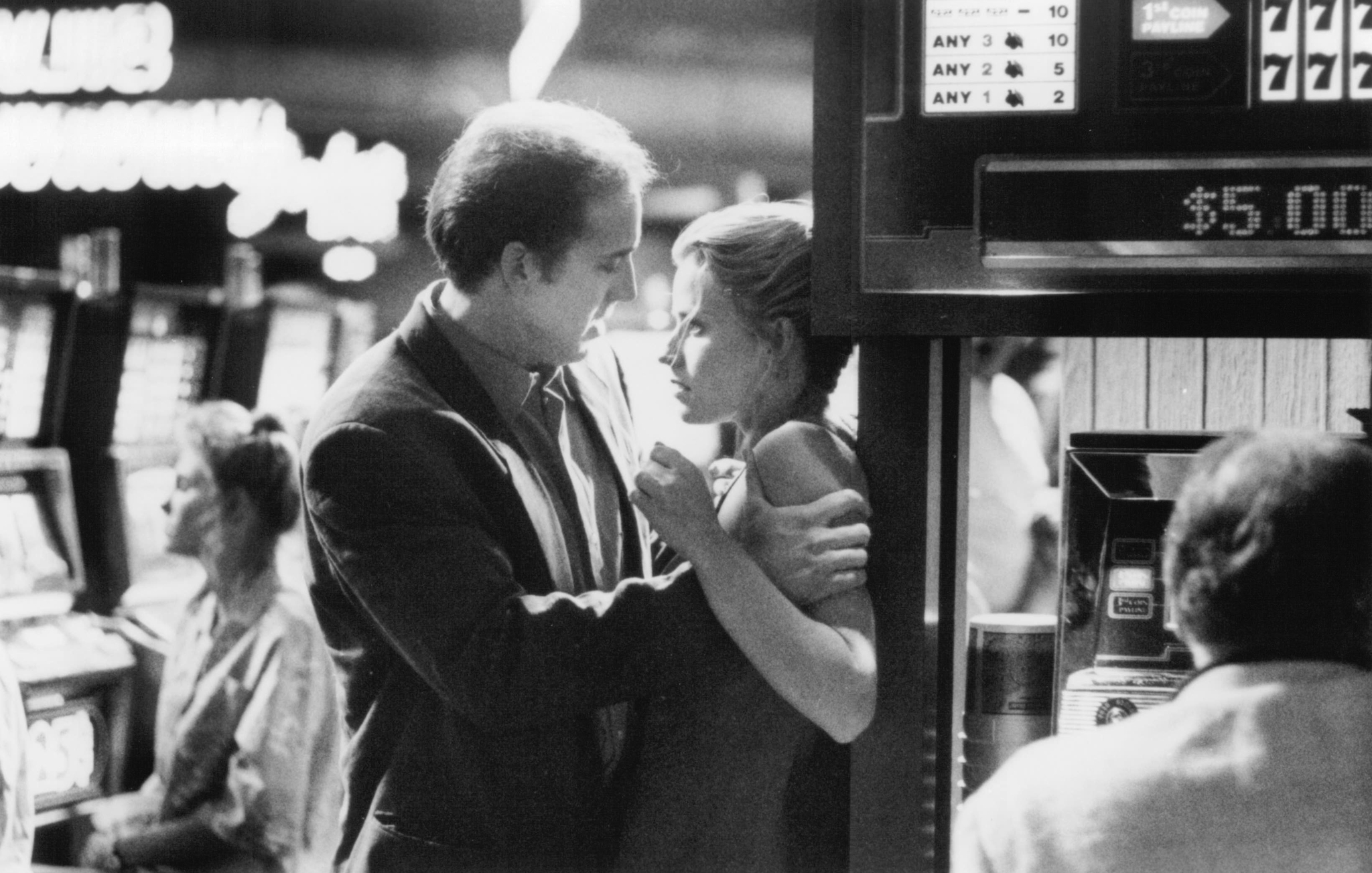 Still of Nicolas Cage and Elisabeth Shue in Leaving Las Vegas (1995)