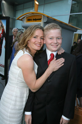 Elisabeth Shue and Hunter Schroeder at event of Gracie (2007)